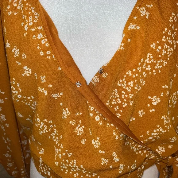 BCBG Ditsy Floral Crop Top Size L - Picture 5 of 8